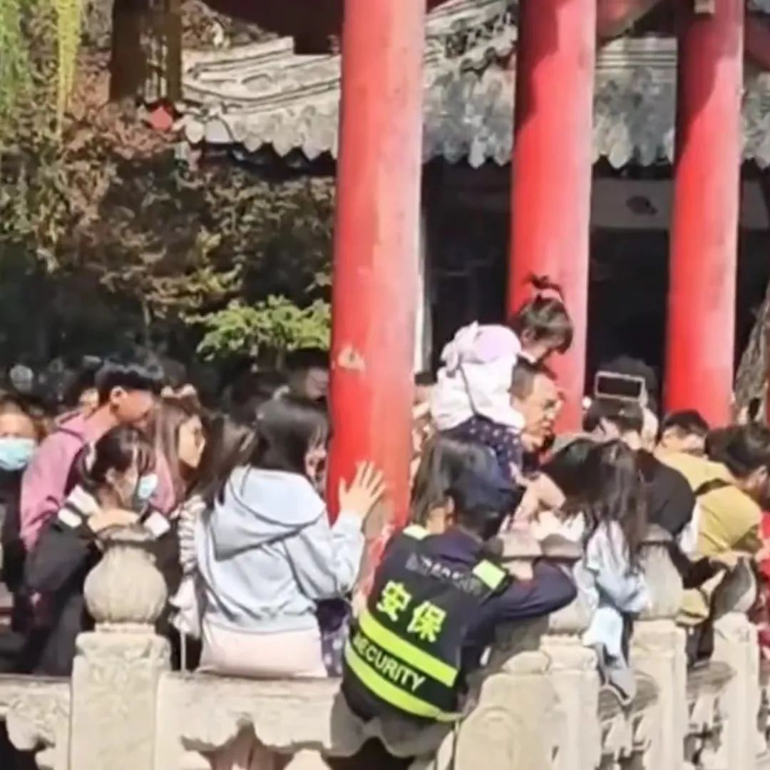 险被挤下水？趵突泉保安回应