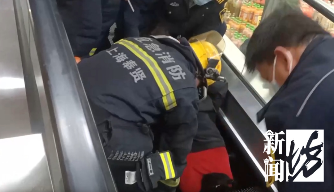 嘶吼"救命"!沪一女子逛超市时遇险,下半身陷入…所有人都要小心! 嘶吼"救命"!沪一女子逛超市时遇险,下半身陷入…所有人都要小心!