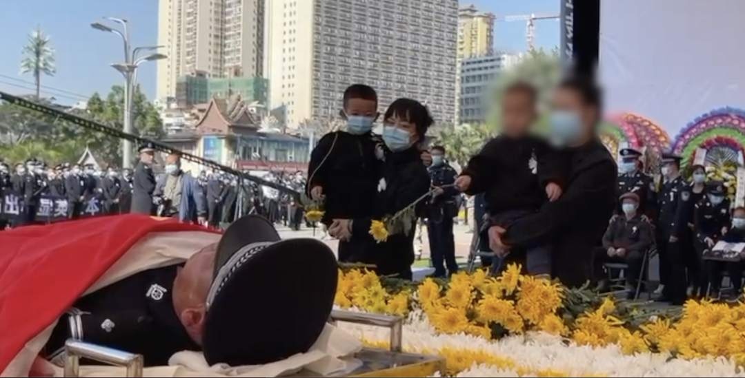 “我长大了，爸爸就回来了”