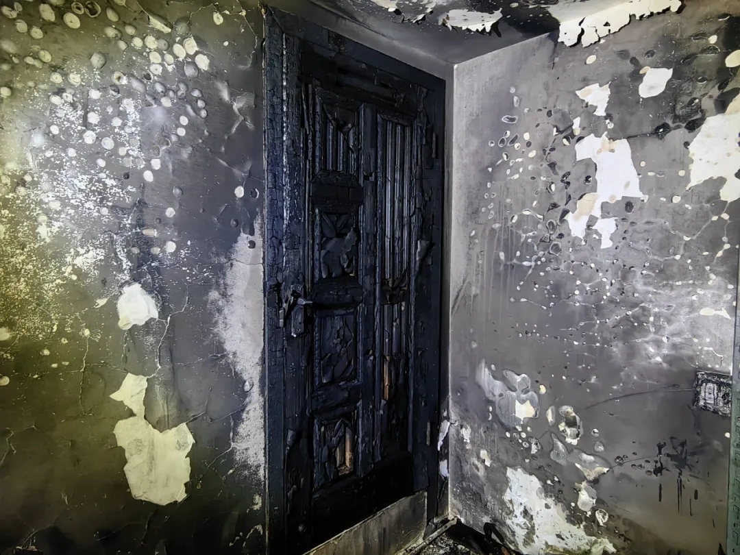 一门之隔，两幅景象！它将火抵挡在外