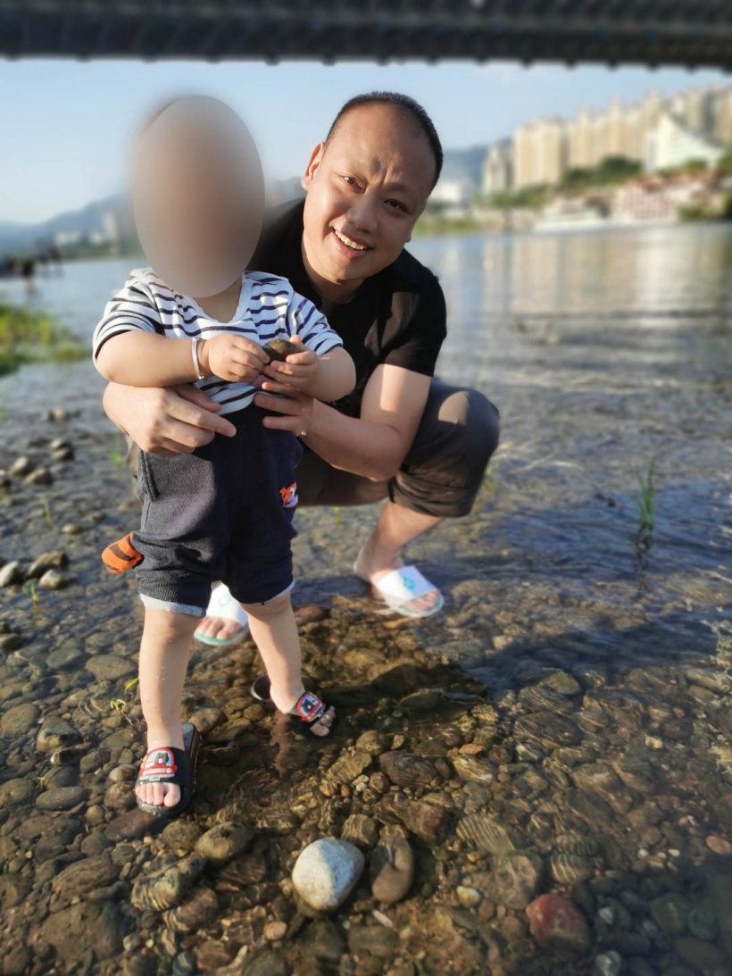 “我长大了，爸爸就回来了”