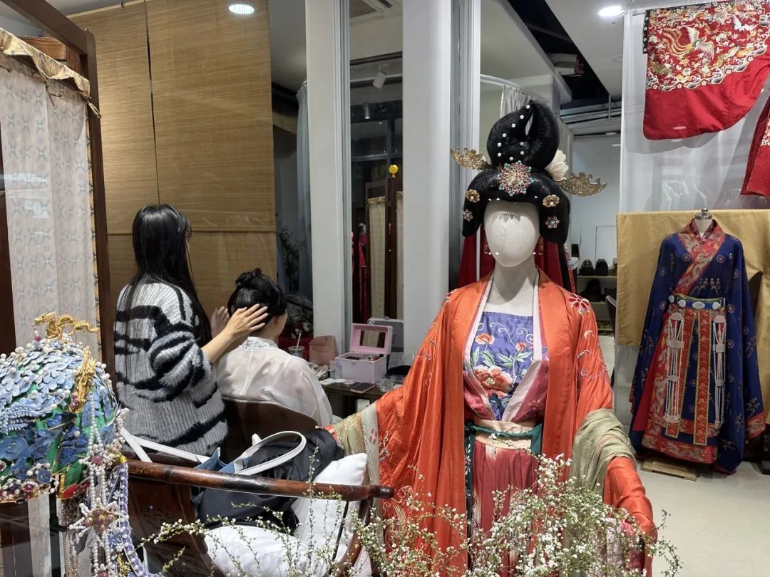 冷门职业崛起！华服妆造师为什么那么“潮”？