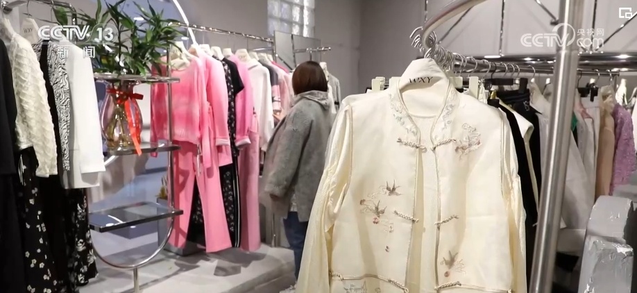 国潮、非遗乘势而上 激活消费“一池春水” 以崭新面貌洋溢生机与活力 国潮、非遗乘势而上 激活消费“一池春水” 以崭新面貌洋溢生机与活力