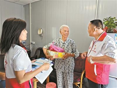 保健品“杀熟”新招：广场舞队牵头 老人旅途“买买买”