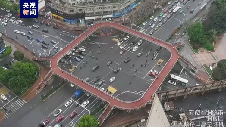 用“舞步”指挥交通 这位交警被网友称赞! 用“舞步”指挥交通 这位交警被网友称赞!