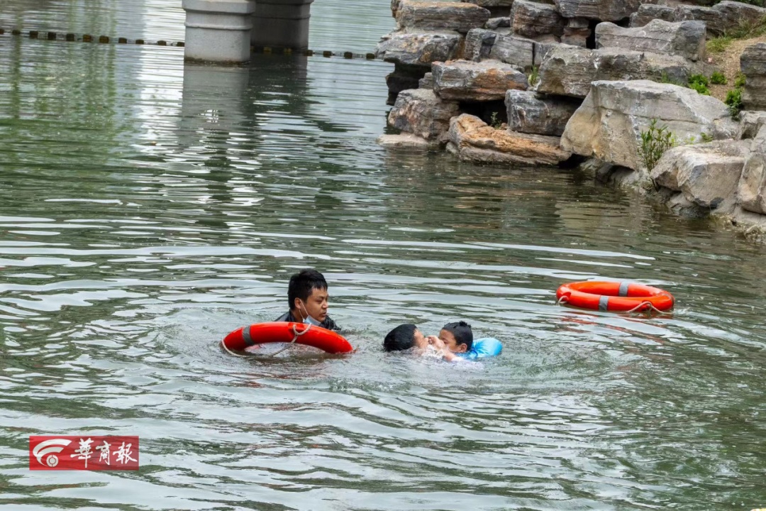 7岁男孩不慎落入兴庆湖,危急时刻俩小伙施救!更令人感动的是...... 7岁男孩不慎落入兴庆湖,危急时刻俩小伙施救!更令人感动的是......