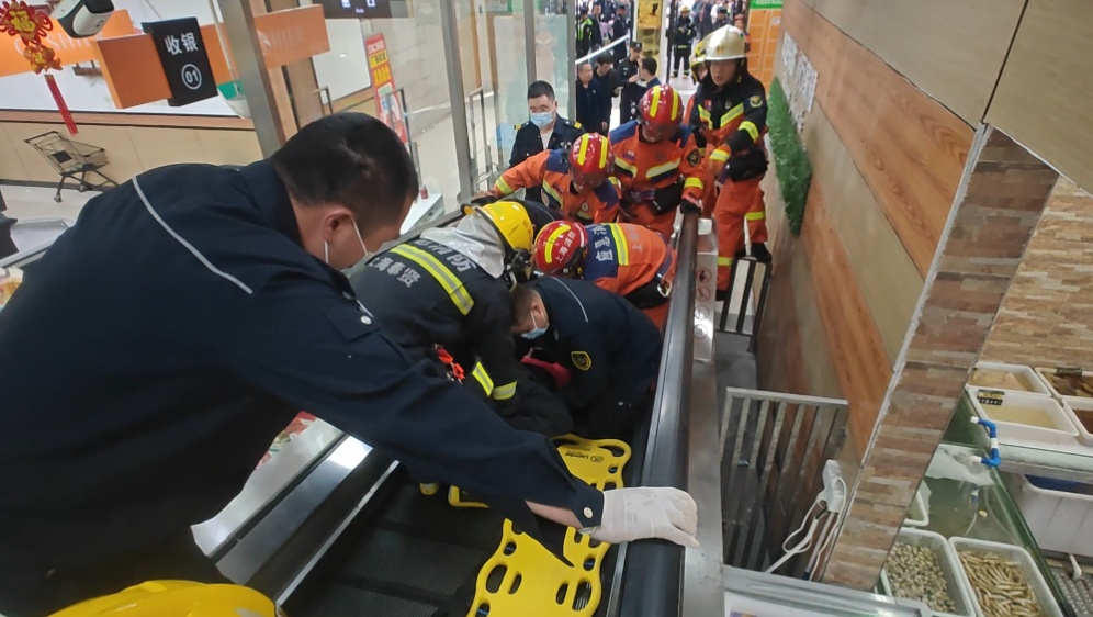 惊魂一幕！女子下半身被卷入扶梯！警惕...