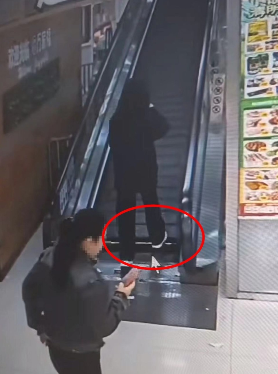 上海一超市自动扶梯故障致女子下半身卷入被困1小时，家属发声