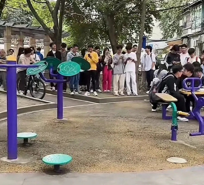 抽象到热搜第一！成都“迪士尼”被年轻人挤爆，《百姓关注》记者实地探访