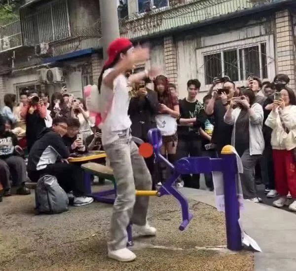 抽象到热搜第一！成都“迪士尼”被年轻人挤爆，《百姓关注》记者实地探访