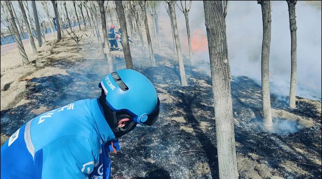 网友怒赞！送餐途中，这名河北人顺道灭了个火……