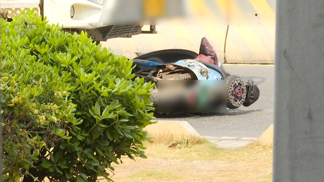 痛心!昆明一水泥罐车撞倒电动车后推行几十米!骑车人当场身亡,还有两名儿童... 痛心!昆明一水泥罐车撞倒电动车后推行几十米!骑车人当场身亡,还有两名儿童...