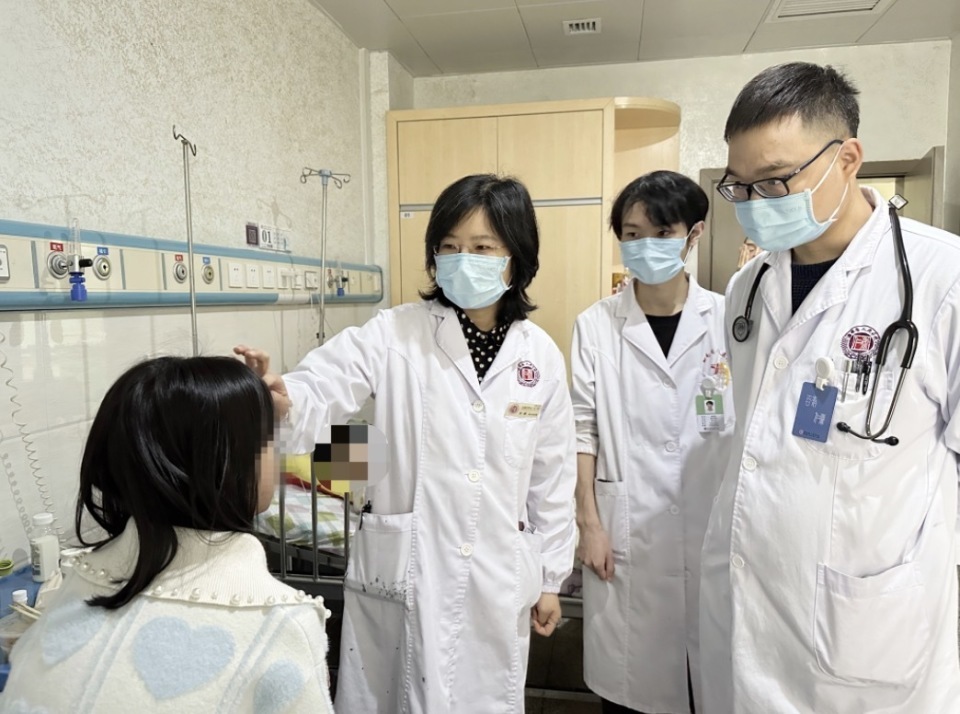 孩子起床后闭不上右眼、味觉变弱……医生提醒：正值换季，小心吹风后面瘫！