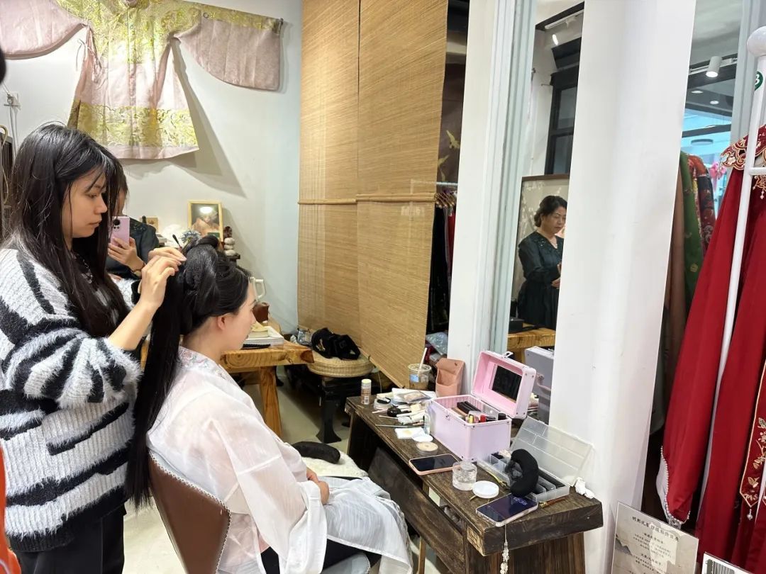 冷门职业崛起！华服妆造师为什么那么“潮”？