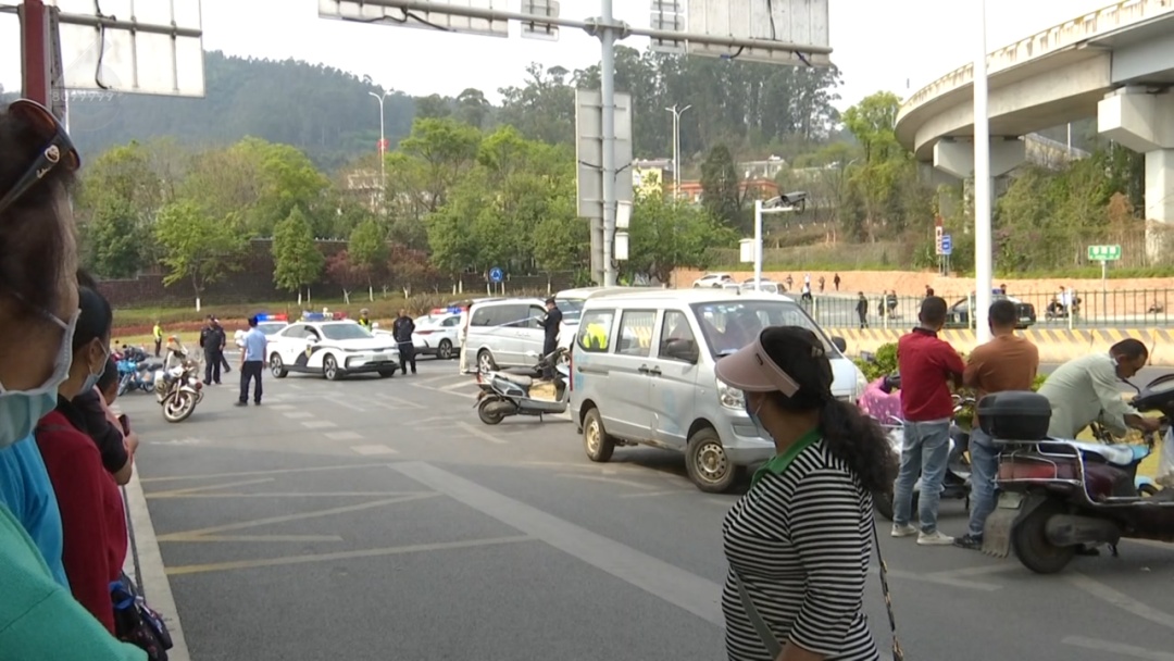 痛心!昆明一水泥罐车撞倒电动车后推行几十米!骑车人当场身亡,还有两名儿童... 痛心!昆明一水泥罐车撞倒电动车后推行几十米!骑车人当场身亡,还有两名儿童...