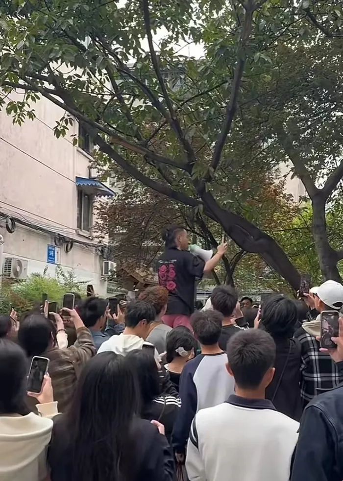 成都“迪士尼”火了？打卡者排队体验，警方：已限流