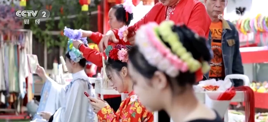 国潮、非遗乘势而上 激活消费“一池春水” 以崭新面貌洋溢生机与活力 国潮、非遗乘势而上 激活消费“一池春水” 以崭新面貌洋溢生机与活力