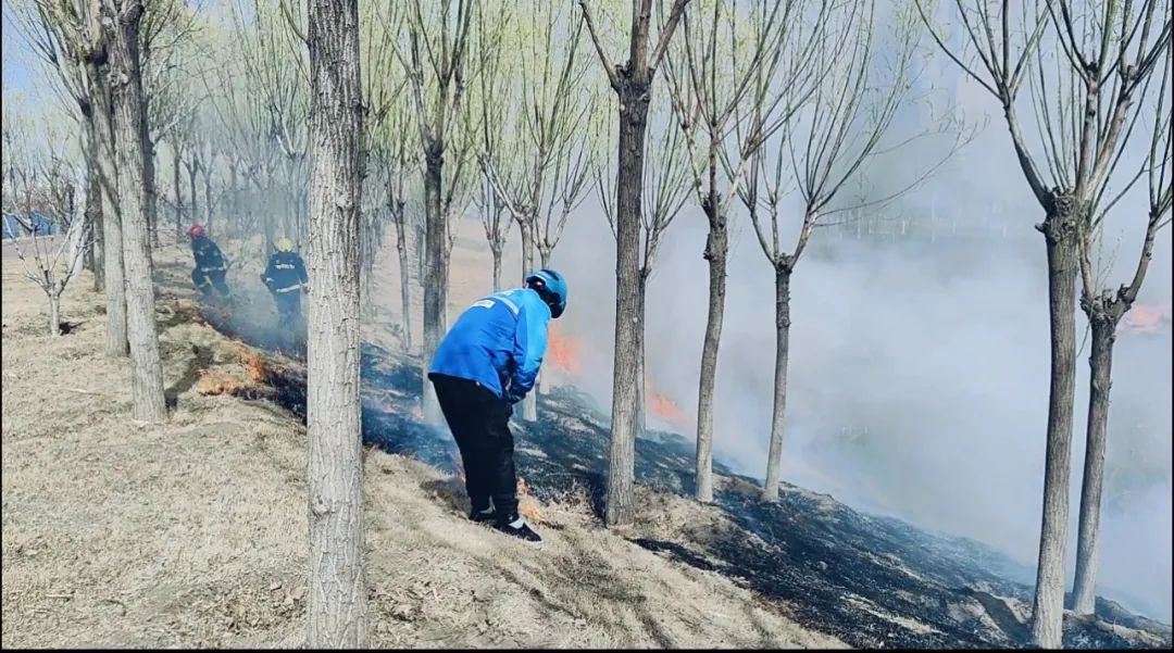 网友怒赞！送餐途中，这名河北人顺道灭了个火……