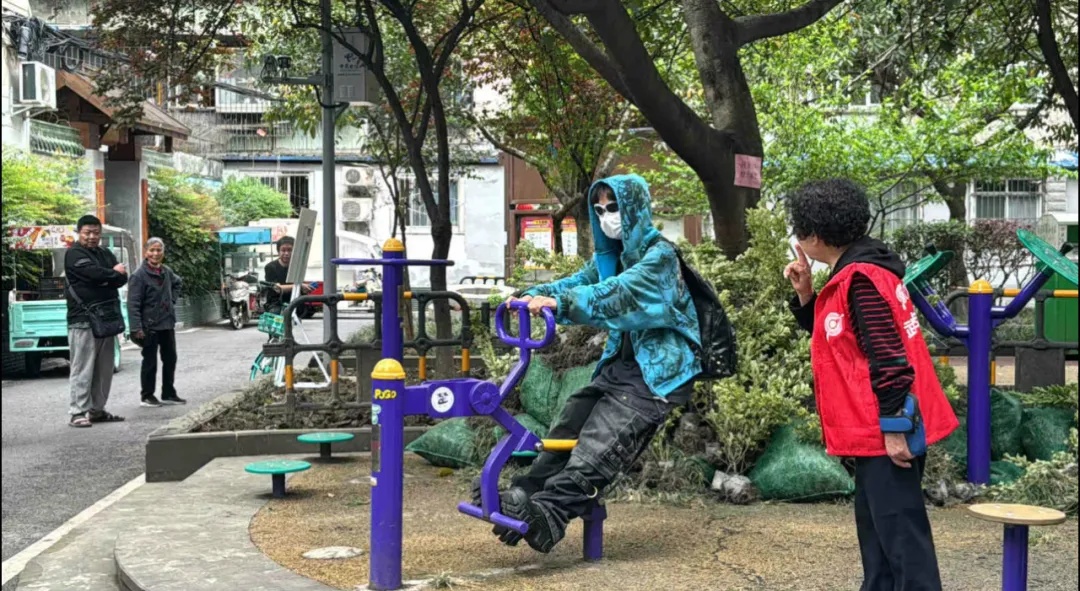 抽象到热搜第一！成都“迪士尼”被年轻人挤爆，《百姓关注》记者实地探访