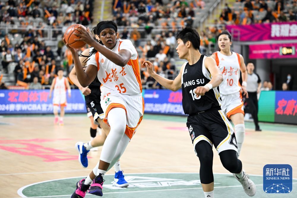 内蒙古农信队球员张茹(前左)在