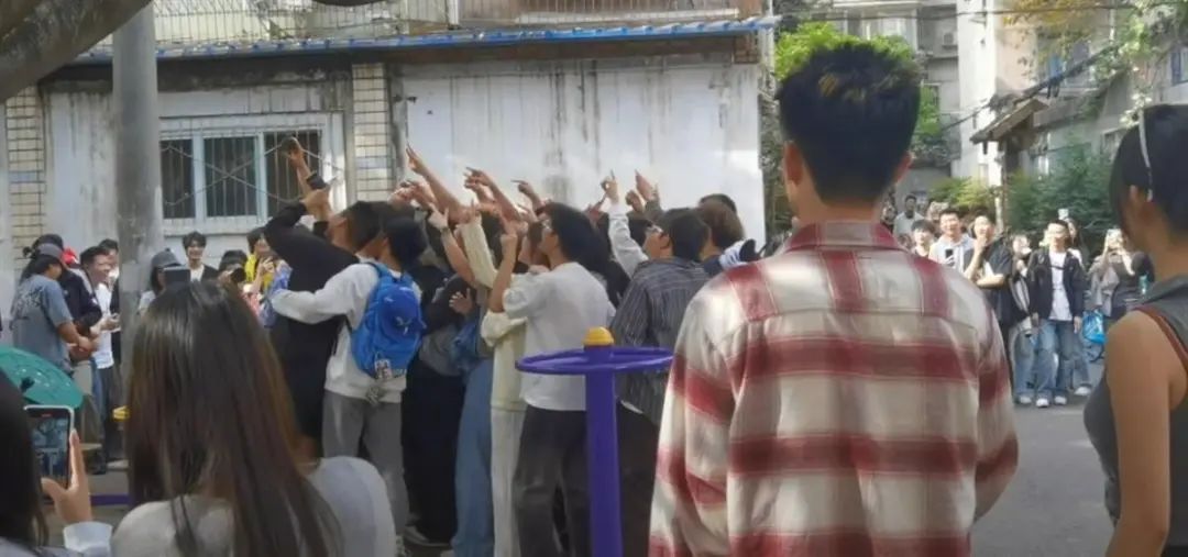 抽象到热搜第一！成都“迪士尼”被年轻人挤爆，《百姓关注》记者实地探访