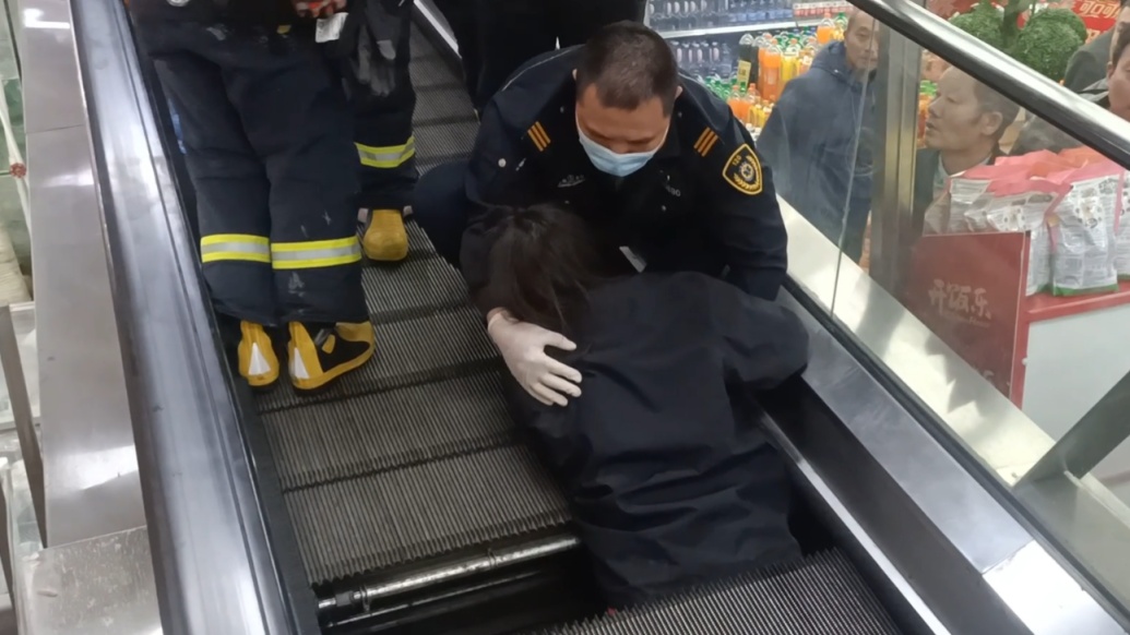 惊魂一幕！女子下半身被卷入扶梯！警惕...
