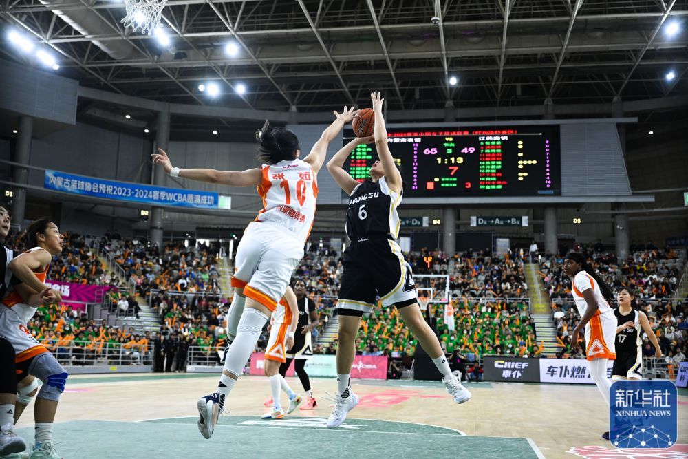 内蒙古农信队球员张茹(前左)在比赛中防守江苏南钢队球员洪欣妍(前