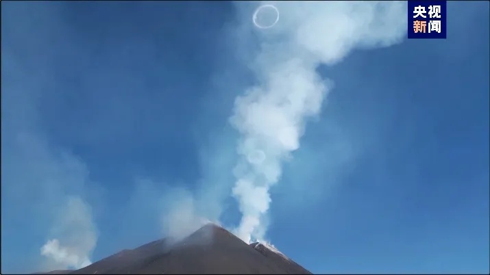 罕见！意大利西西里岛火山又开始喷“烟圈”了