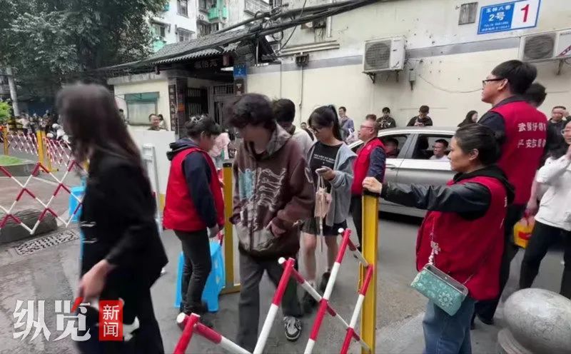 成都“迪士尼”因扰民被拆除?街道办回应→ 成都“迪士尼”因扰民被拆除?街道办回应→