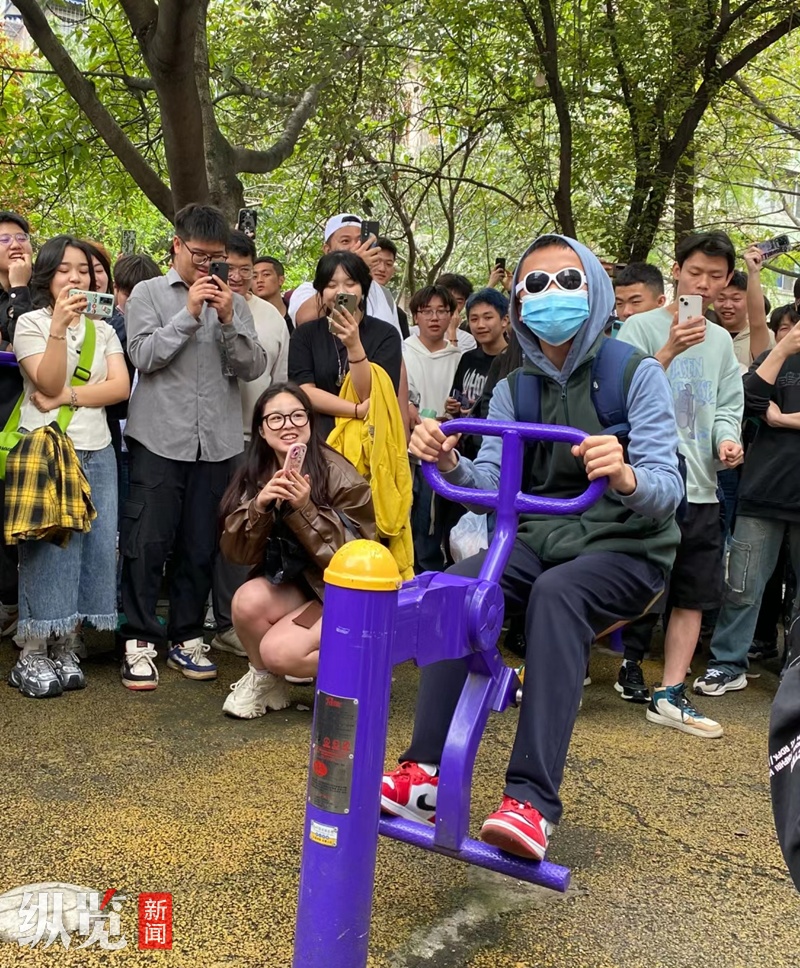 成都“迪士尼”因扰民被拆除?街道办回应→ 成都“迪士尼”因扰民被拆除?街道办回应→