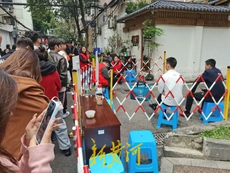 成都“迪士尼”火了？打卡者排队体验，警方：已限流