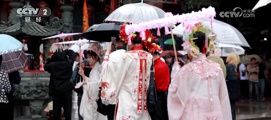 国潮、非遗乘势而上 激活消费“一池春水” 以崭新面貌洋溢生机与活力 国潮、非遗乘势而上 激活消费“一池春水” 以崭新面貌洋溢生机与活力