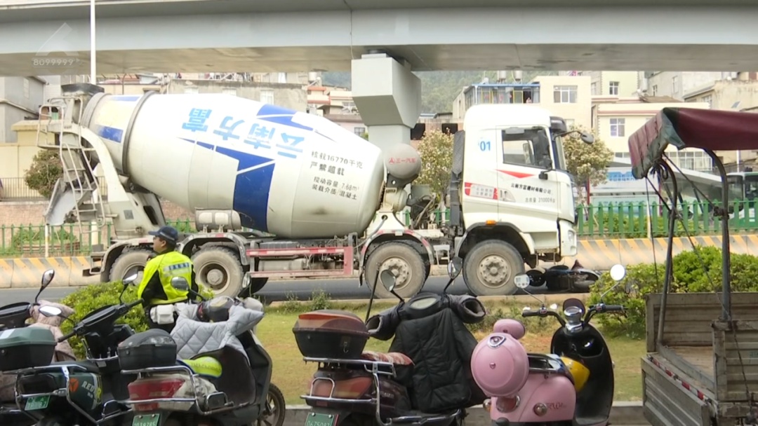痛心!昆明一水泥罐车撞倒电动车后推行几十米!骑车人当场身亡,还有两名儿童... 痛心!昆明一水泥罐车撞倒电动车后推行几十米!骑车人当场身亡,还有两名儿童...