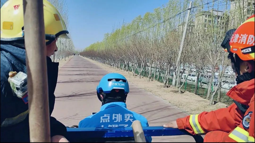 网友怒赞！送餐途中，这名河北人顺道灭了个火……