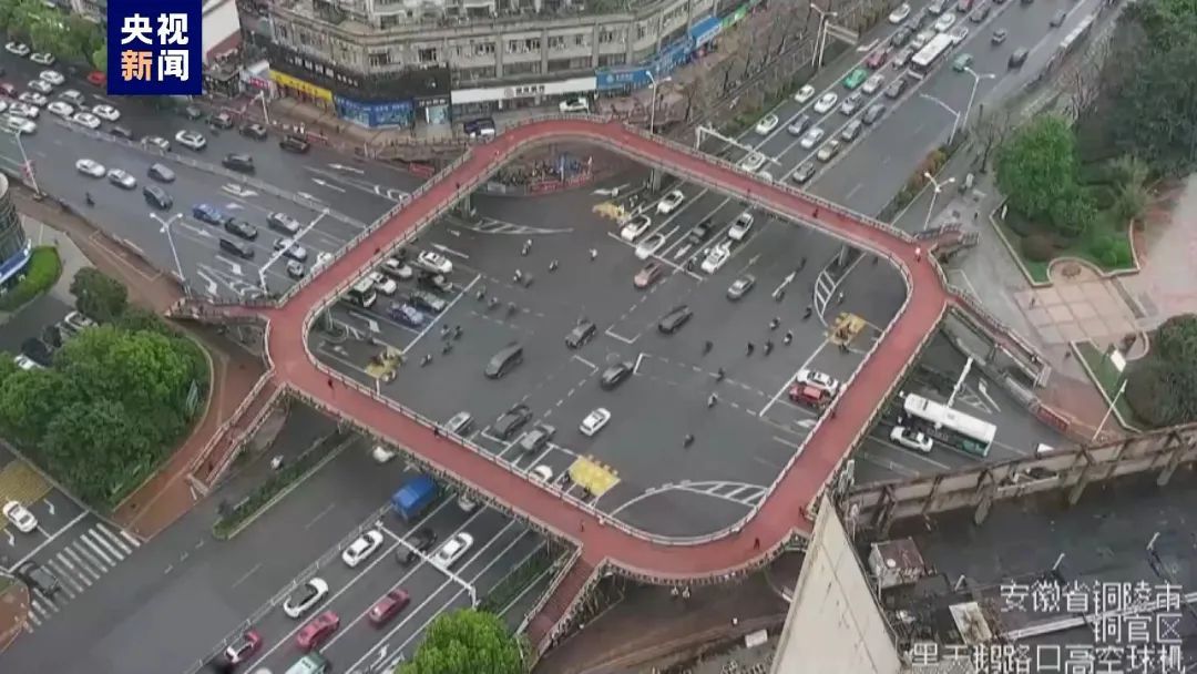 用“舞步”指挥交通，这位交警走红