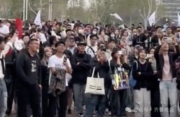 “观众席稀稀拉拉但票没了”,知名歌手济南演唱会上“自曝”!经纪人回应 “观众席稀稀拉拉但票没了”,知名歌手济南演唱会上“自曝”!经纪人回应