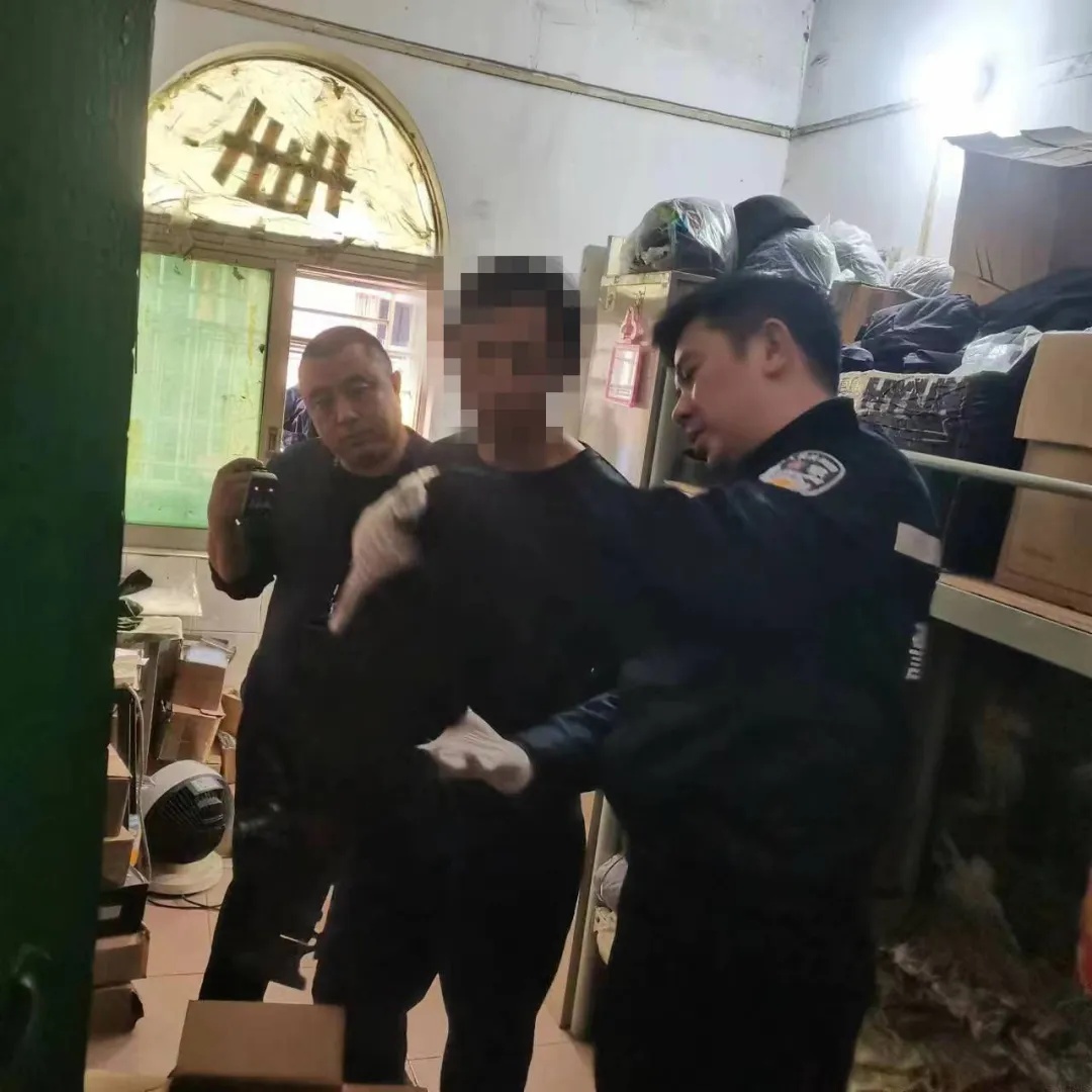 入戏太深！男子身穿警服在短视频平台“耍帅”被行拘