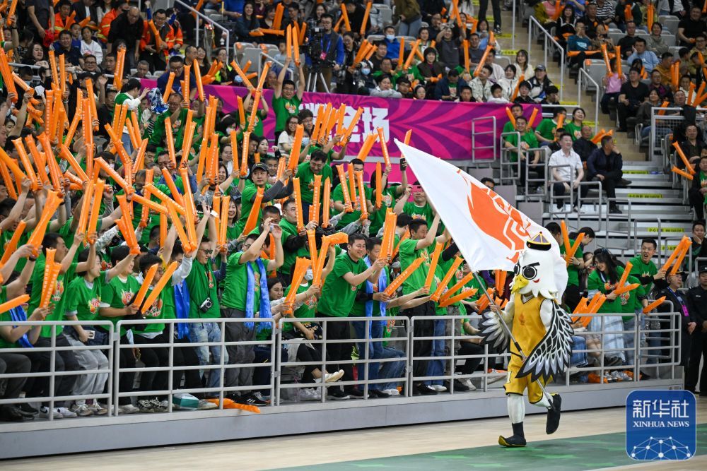 内蒙古农信队球员张茹(前左)在比赛中防守江苏南钢队球员洪欣妍(前