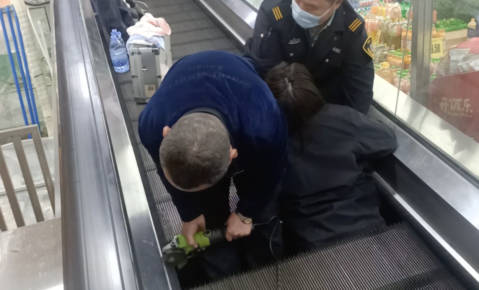 上海一超市自动扶梯故障致女子下半身卷入被困1小时，家属发声