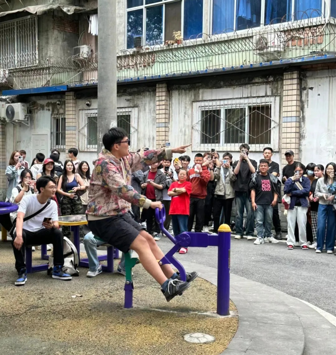 抽象到热搜第一！成都“迪士尼”被年轻人挤爆，《百姓关注》记者实地探访