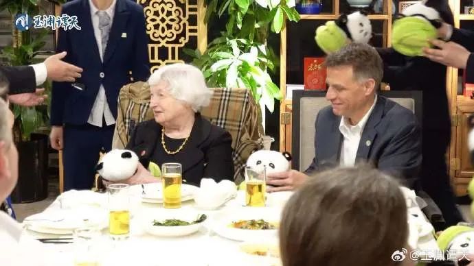 耶伦抵京，直奔川菜馆