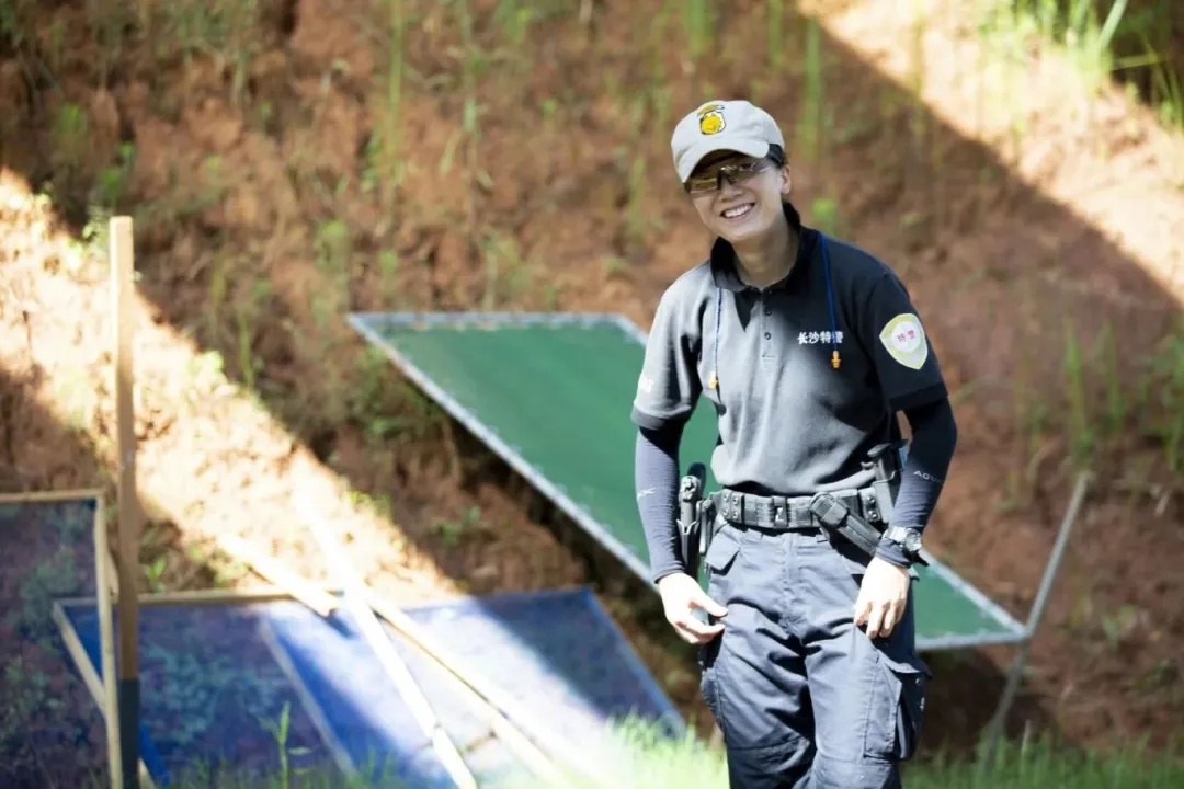 “女枪王”，有着标志性“虎牙笑”！