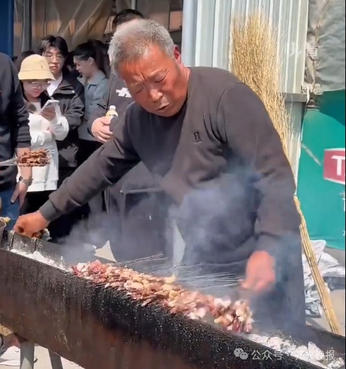 淄博“黑炭脸”烧烤小哥火了！网友：五一你就等着吧