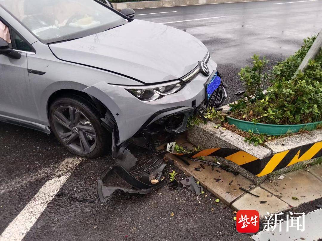 新手遇拐弯道时操作失误，小轿车撞上了隔离带