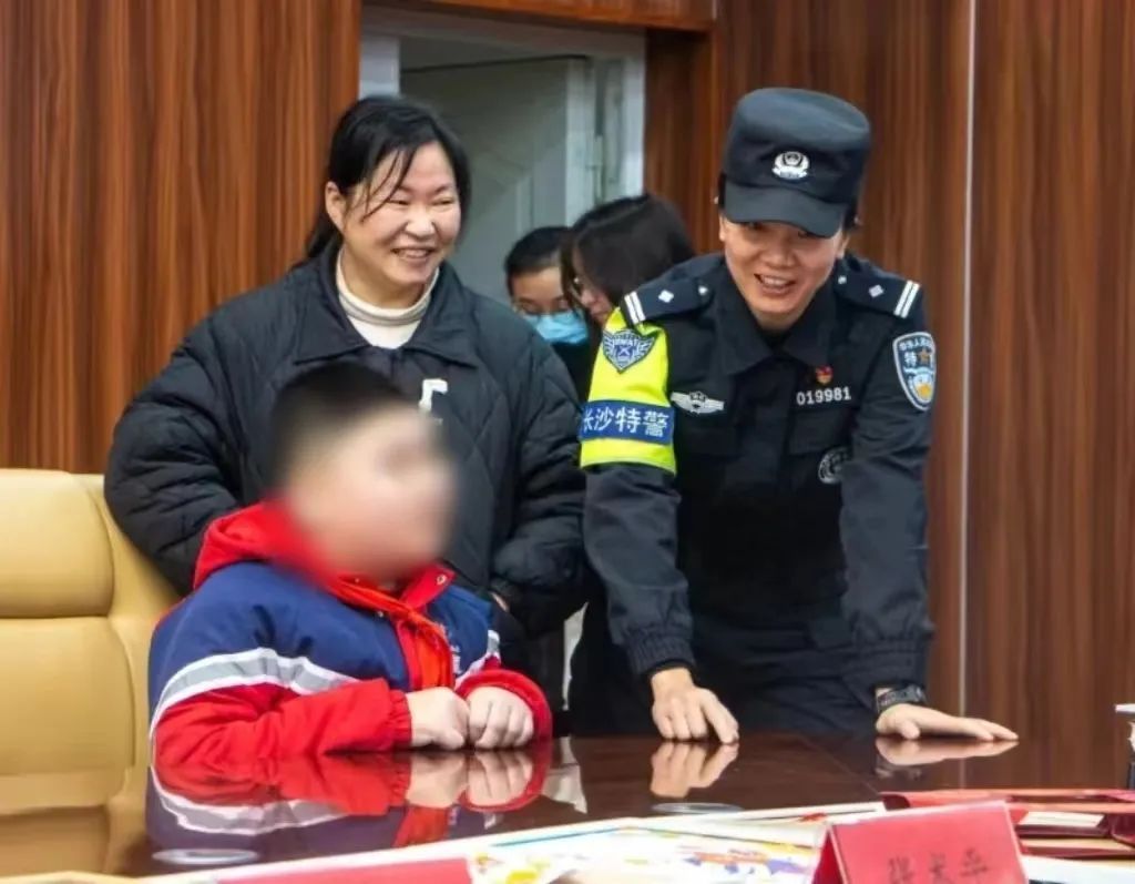 “女枪王”，有着标志性“虎牙笑”！