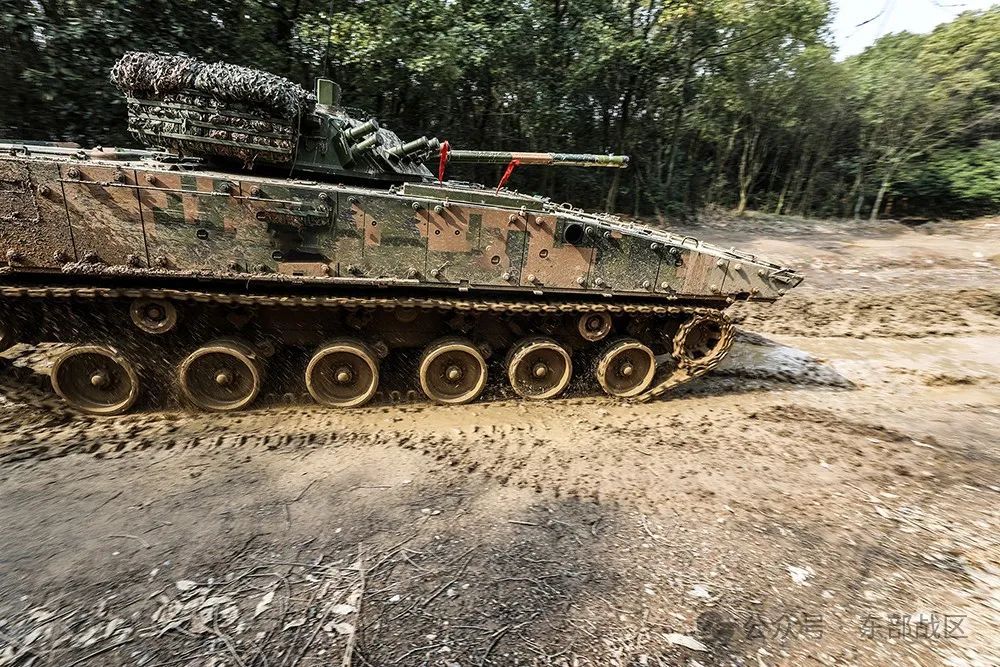 战场狂飙！“钢铁猛虎”荒野出击