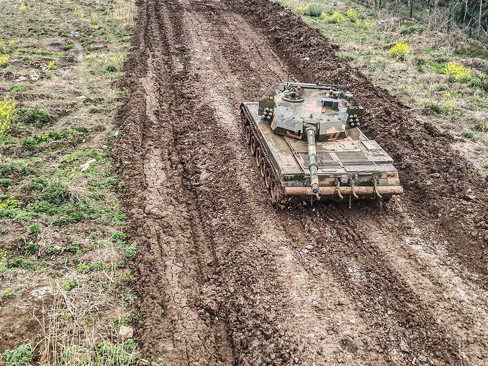 战场狂飙！“钢铁猛虎”荒野出击