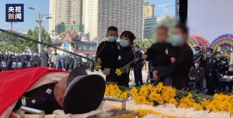 “等我长大，爸爸就会回来看我们了吧……”