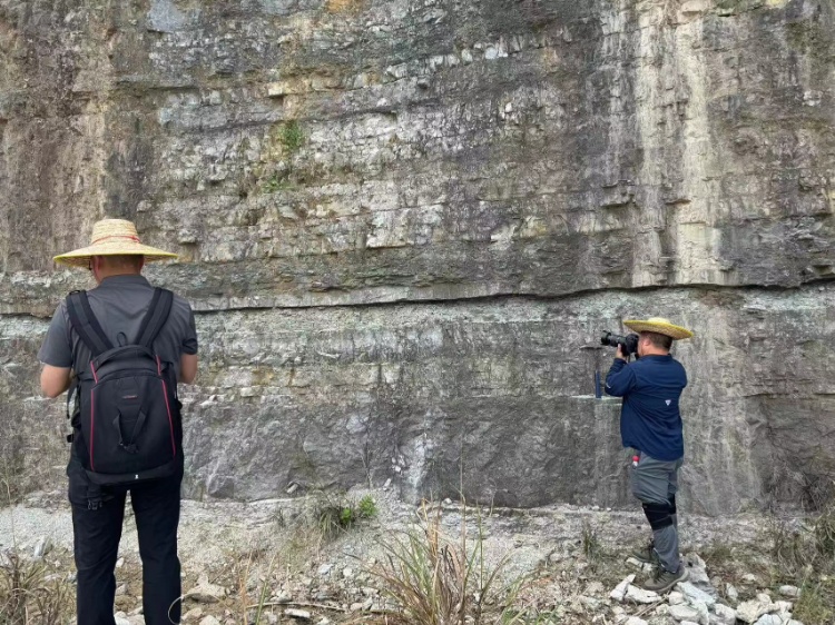 贵州安龙发现7座“金字塔”山，官方：系自然形成