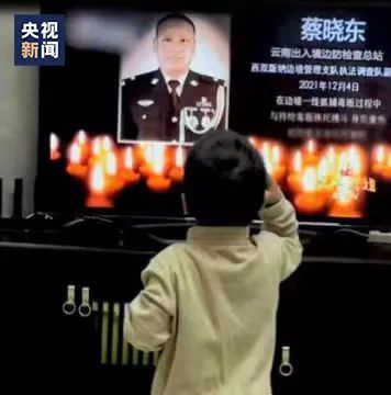 “等我长大，爸爸就会回来看我们了吧……”